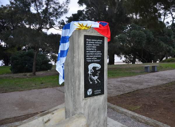 Placa en homenaje a Neruda